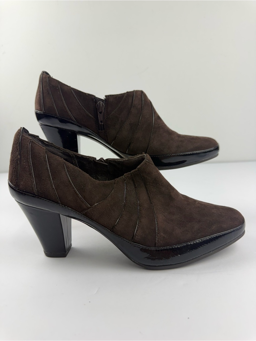 Clarks Artisan Womens 9 Brown Microsuede Diamond Chest Heeled Ankle Bootie